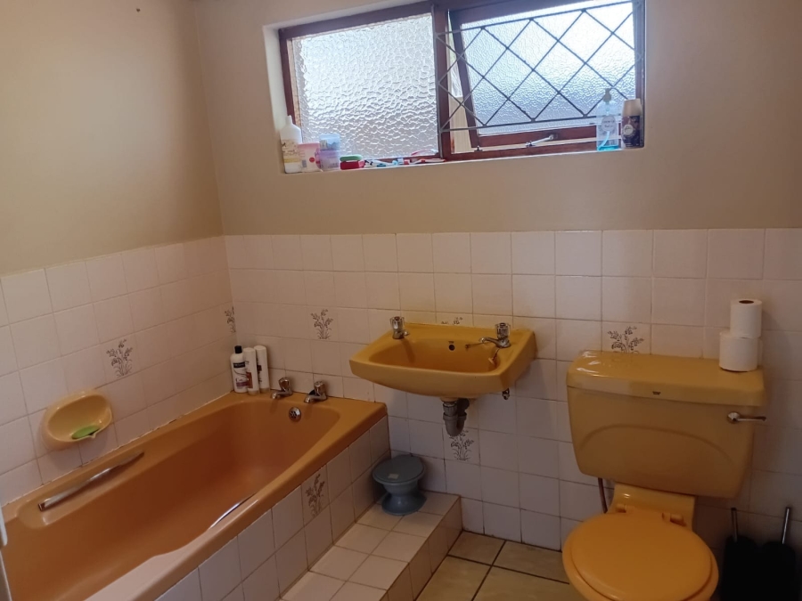 To Let 4 Bedroom Property for Rent in Bonza Bay Eastern Cape